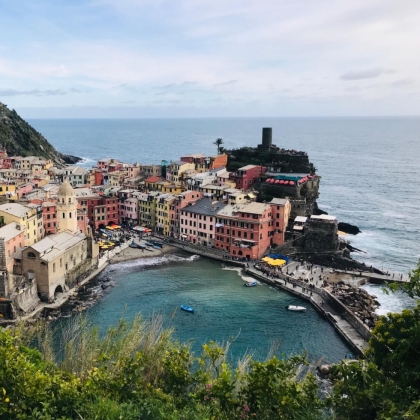 Tra i muretti a secco e il blu della Liguria